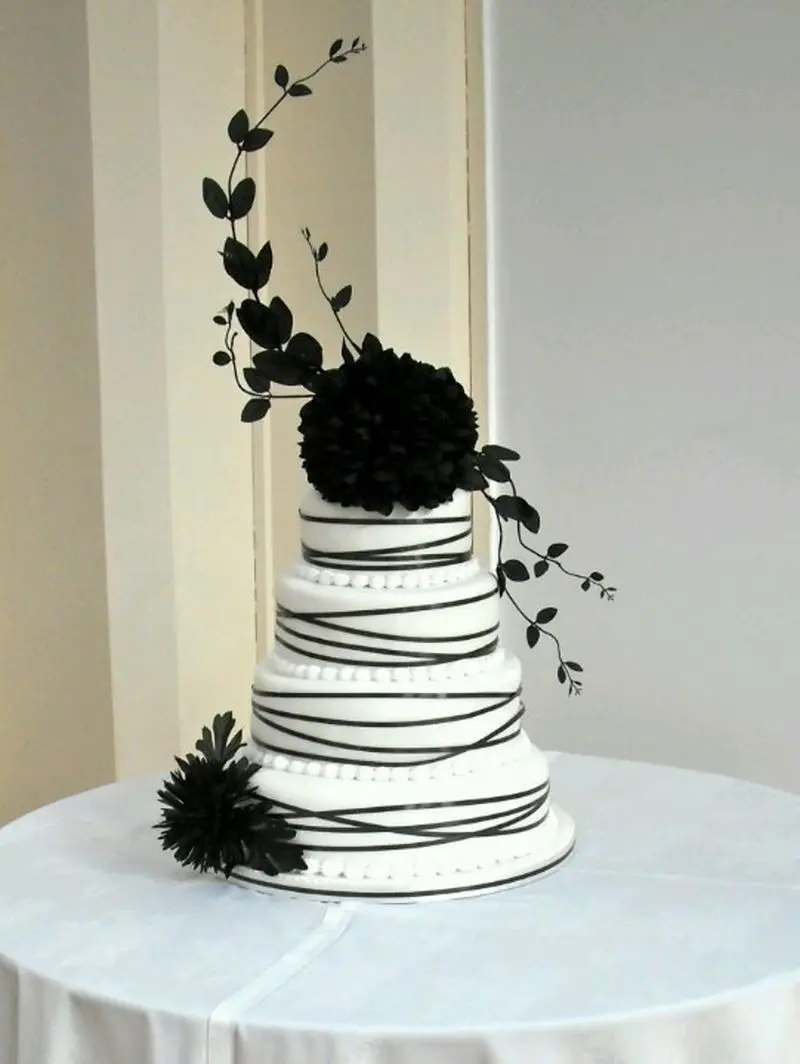 کیک تولد سفید مشکی مردانه