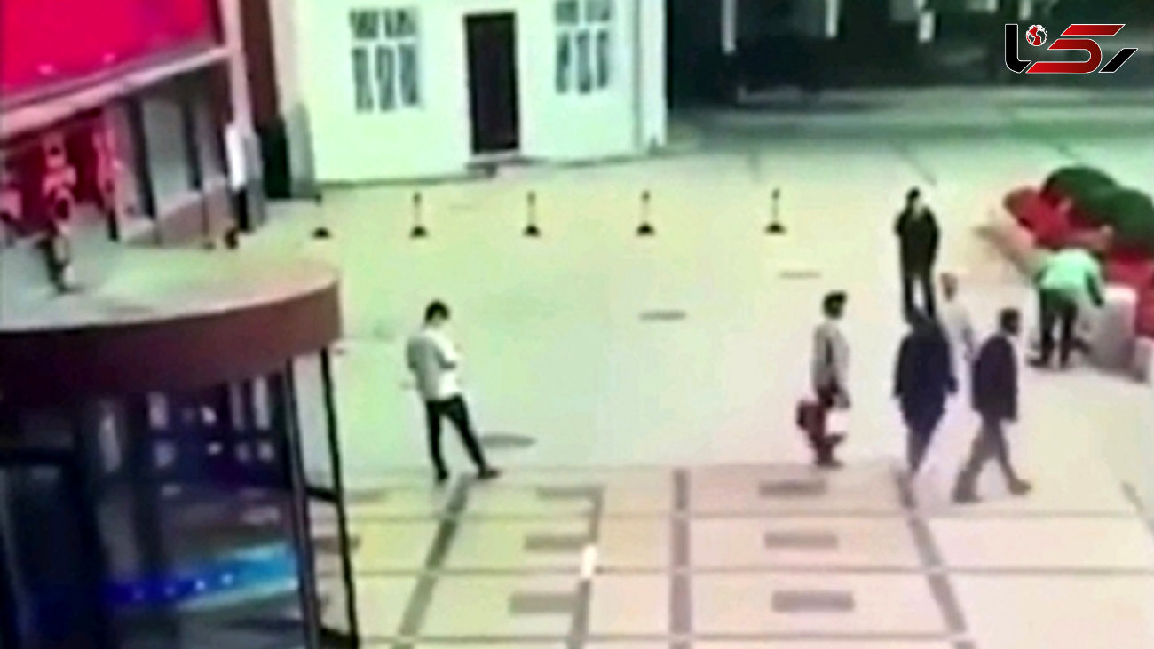 مرگ  یک مرد با سقوط زنی روی سرش! + فیلم / چین