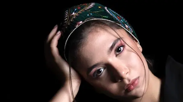 فیلم آواز پر طمطراق /  نفس بازغی تو ماشین  چه آهنگ پر عشقی میخونه .. اشک تو چشماش جمع شده ...