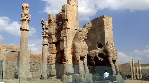 ترک‌های عمیق در اطراف میراث هخامنشیان / نقش رستم و پاسارگاد در خطر فر رفتن !