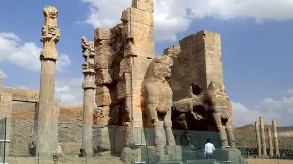 ترک‌های عمیق در اطراف میراث هخامنشیان / نقش رستم و پاسارگاد در خطر فر رفتن !