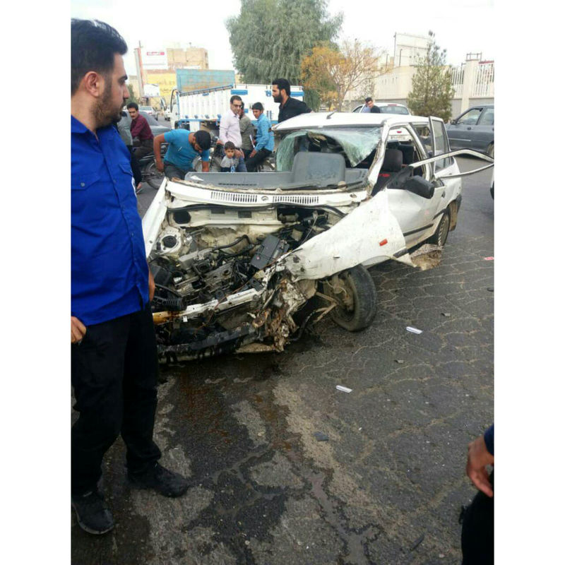  تصاویر برخورد بسیار شدید خودروی پراید با انتهای تریلر پارک شده