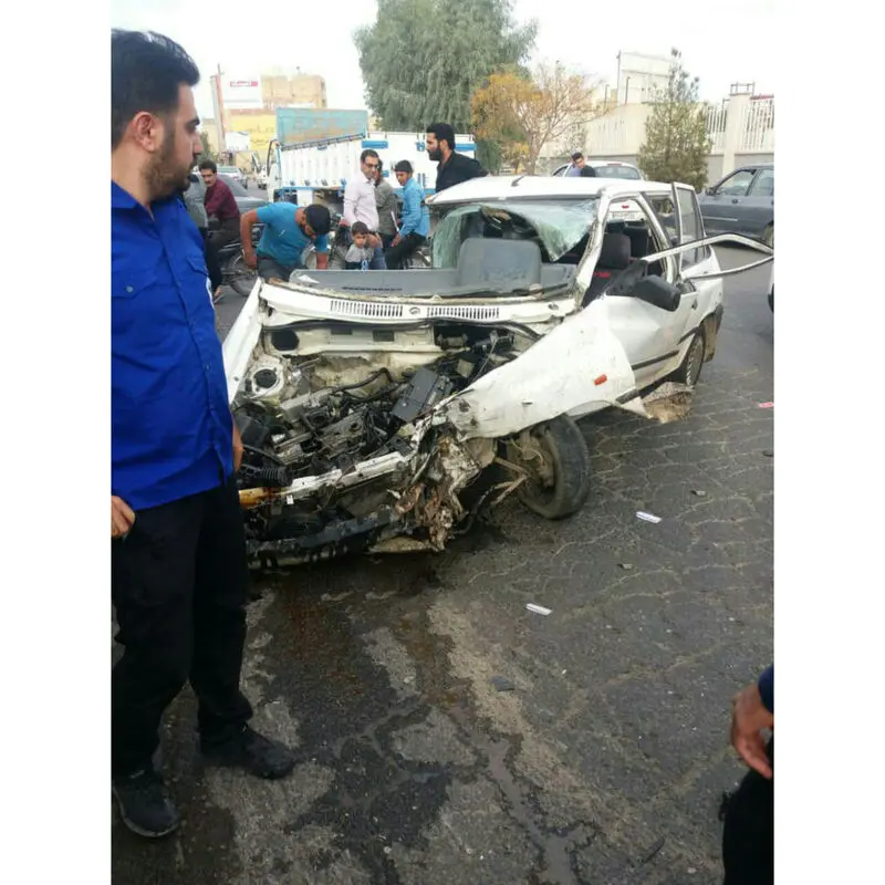  تصاویر برخورد بسیار شدید خودروی پراید با انتهای تریلر پارک شده