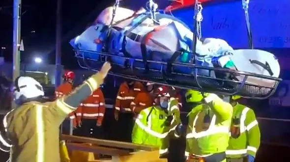 انتقال مرد 318 کیلویی با جرثقیل توسط آتش نشانان + عکس