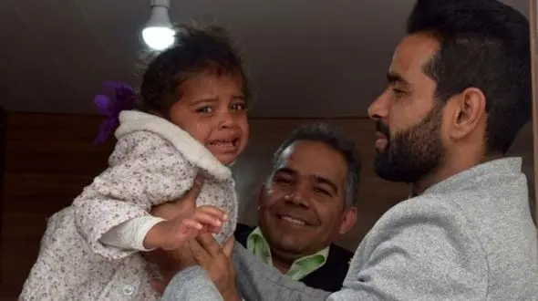 خبر خوب در میان سیل ویران کننده شیراز / دختر بچه سیل زده به آغوش پدر بازگشت+ تصاویر