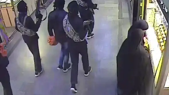 فیلم لحظه حمله 4 مرد مسلح به بازار طلای سراوان / شیشه های ضدگلوله آنان را مات کرد + عکس