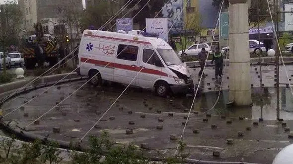 آمبولانس هنگام سال تحویل با مریض وارد میدان فلاح شد+عکس