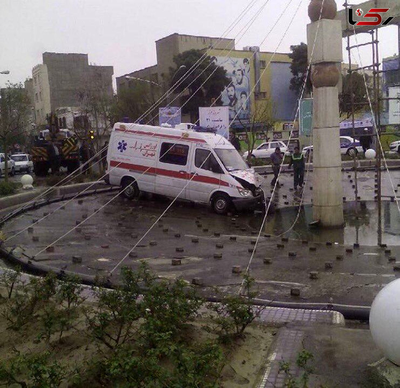 آمبولانس هنگام سال تحویل با مریض وارد میدان فلاح شد+عکس