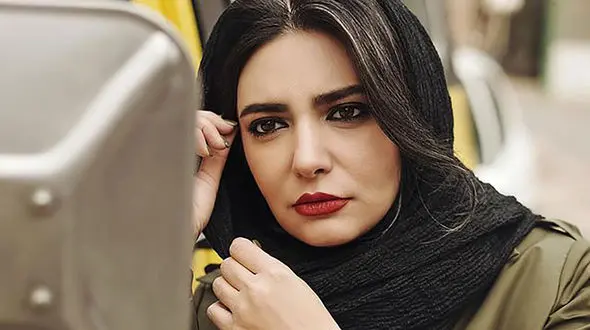 خوابیدن لیندا کیانی در برف + عکس