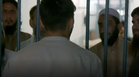 اولین عکس ها از داعشی ها در زندان /  گزارش تنها خبرنگاری که به میان وحشت رفت