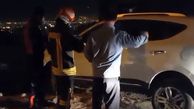 فیلم عملیات آتش نشانان کرمانشاهی برای جلوگیری از سقوط خودرو به پرتگاه