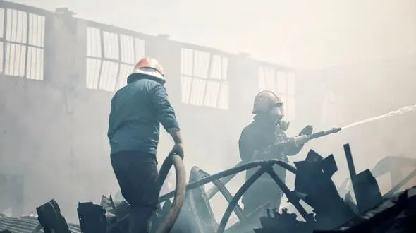 آتش سوزی در کارگاه مبل سازی کرمانشاه/ بلوار تاق بستان بسته شد+ فیلم 