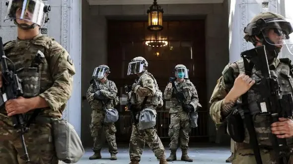 اعزام ۷۰۰ تفنگدار دریایی و ۲۰۰۰ گارد ملی به لس‌آنجلس؛ برج ترامپ در محاصره