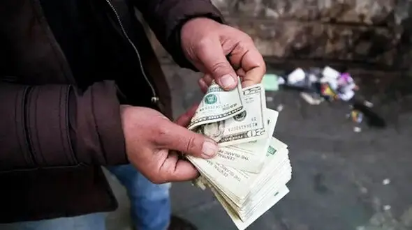 ریزش دلار، بی‌ تأثیر بر قیمت‌ ها؛ چرا اجناس ارزان نمی‌ شوند؟
