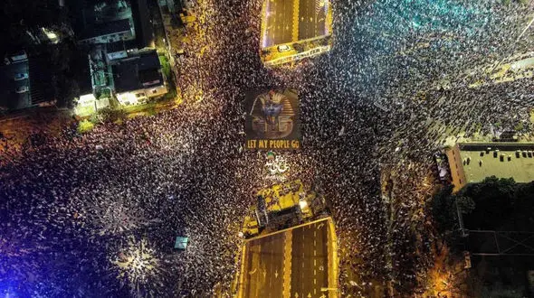 منابع صهیونیست: در تظاهرات امشب بیش از ۱۴۵ هزار نفر شرکت کردند