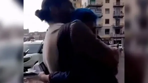 فیلم زننده هم آغوشی اشکان خطیبی با دختر غریبه ! / این رفتار در خارج هم جرم است !