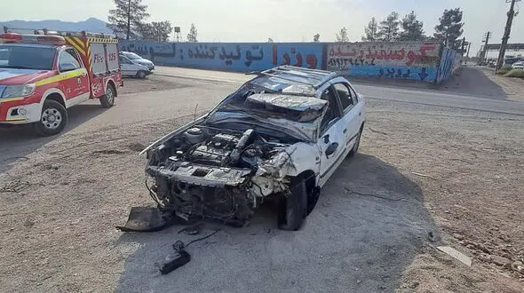 واژگونی مرگبار در جاده خاوران / راننده سمند بی‌هوش از لاشه خودرو بیرون کشیده شد + تصاویر