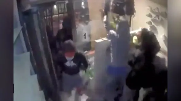 فیلم حمله وحشیانه 30 دزد به یک مغازه در اروپا /همه چیز را جارو کردند