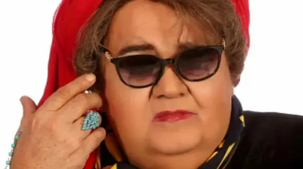 فیلم / گریم زنانه اکبر عبدی کار دستش داد /  عاشق شدن نگهبان محل زندگی اکبر عبدی به وی با تصور اینکه این چهره عمه عبدی است! ...