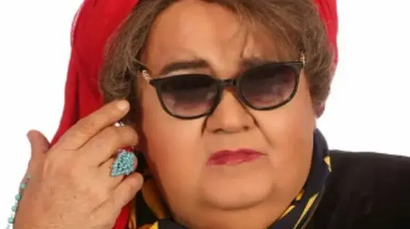 فیلم / گریم زنانه اکبر عبدی کار دستش داد /  عاشق شدن نگهبان محل زندگی اکبر عبدی به وی با تصور اینکه این چهره عمه عبدی است! ...