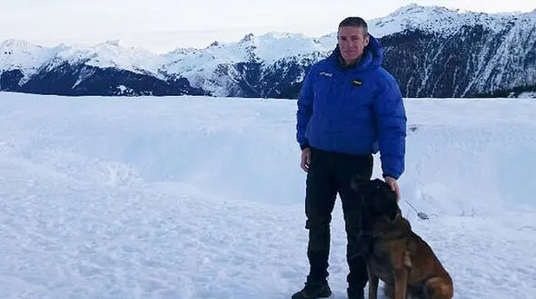 سگ باهوش پسر 12 ساله را از زیر برف نجات داد +عکس