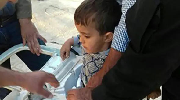 کودک 3 ساله بازیگوش در ماشین لباسشویی گیر کرد+عکس 