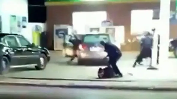 سارق فراری، مامور پلیس را با خودرو روی زمین کشید+عکس