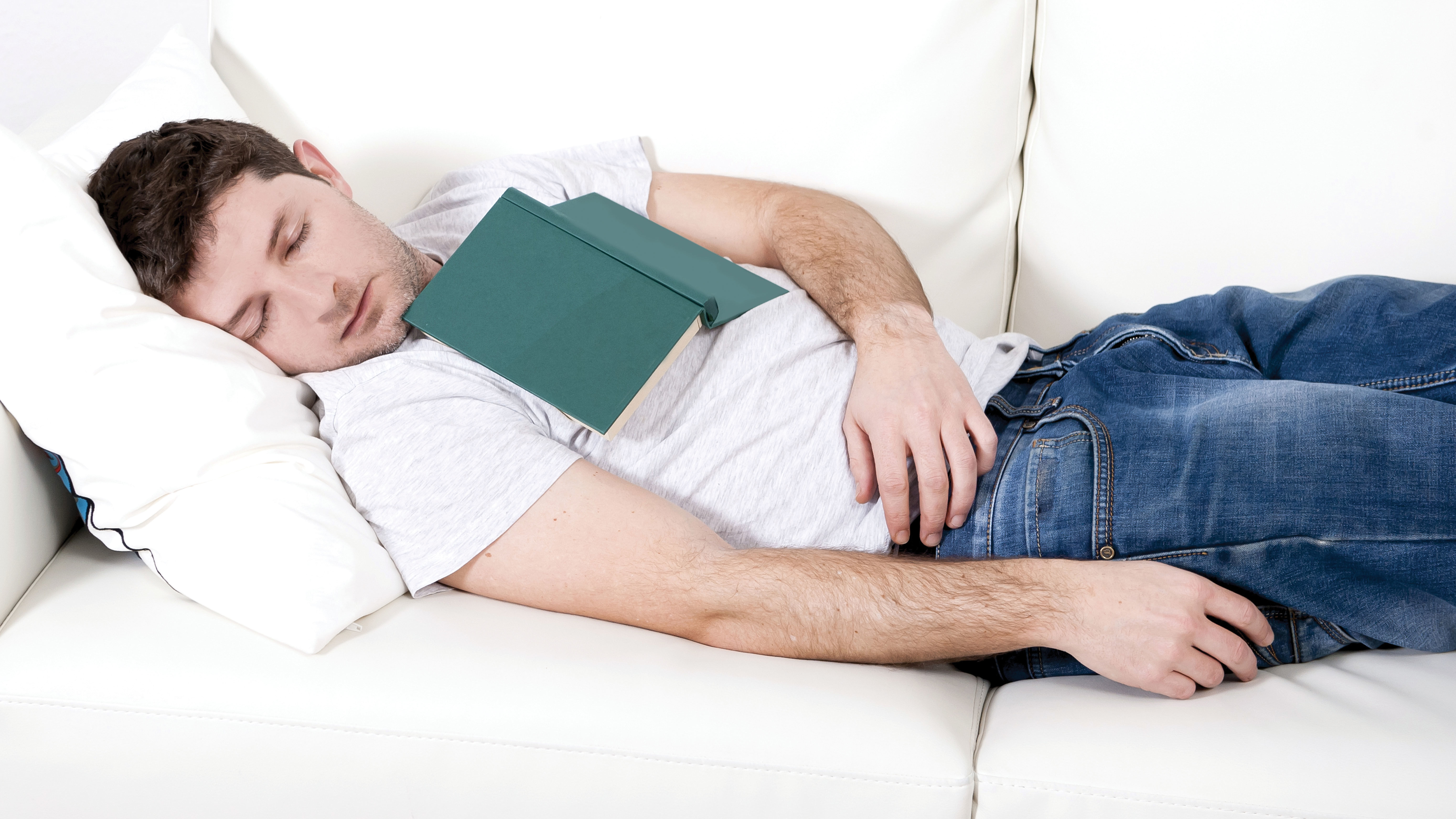 Лежит муж русская. Мужчина лежит. Мужчина лежа на диване. Мужчина на диване с книгой. Спящий человек на диване.