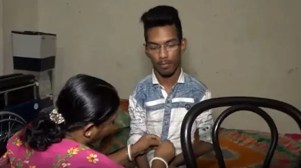 فداکاری این مادر ستودنی است / او پسر معلولش را تا دانشگاه به دوش می‌کشد +تصاویر