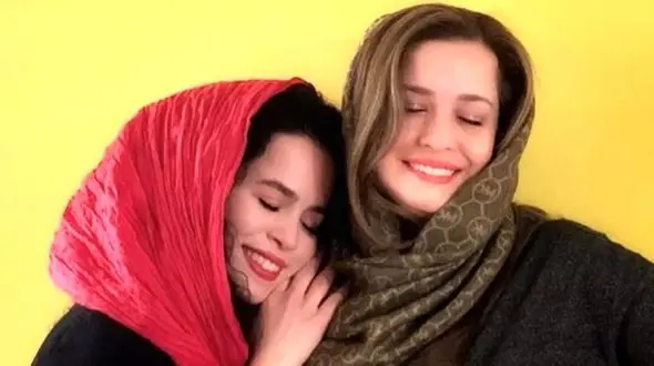 نگاه عاشقانه ملیکا شریفی نیا در نقاشی زیبا و خاص از مادر و خواهرش مهرآوه / لحظه‌هایی پر از عشق و هنر در یک قاب ماندگار و زیبا+ عکس