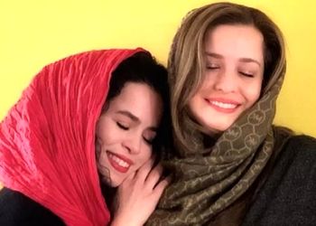 نگاه عاشقانه ملیکا شریفی نیا در نقاشی زیبا و خاص از مادر و خواهرش مهرآوه / لحظه‌هایی پر از عشق و هنر در یک قاب ماندگار و زیبا+ عکس