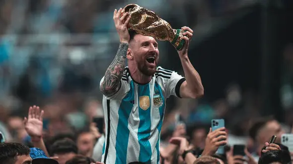 مسی و کاپ قهرمانی اش در رخت خواب / دیده بودید ؟!! + عکس