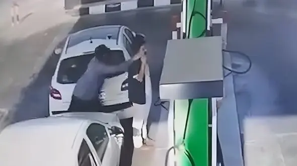 فیلم لحظه قاپیدن موبایل پسر جوان در پمپ بنزین شهرک غرب تهران