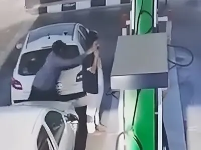 فیلم لحظه قاپیدن موبایل پسر جوان در پمپ بنزین شهرک غرب تهران