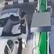 فیلم لحظه قاپیدن موبایل پسر جوان در پمپ بنزین شهرک غرب تهران