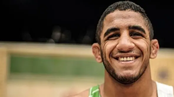 فیلم/ دف نوازی باشکوه یک گروه هنرمند مازندرانی برای رحمان عموزاد/ قهرمان کشتی جهان در خانه باصفا و دلبازش