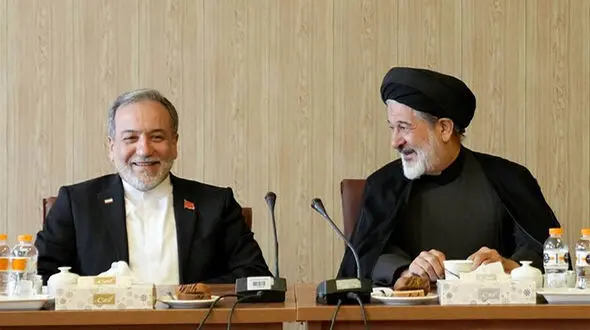  نشست هم اندیشی جمعی از استادان و فضلای حوزه علمیه قم با عراقچی