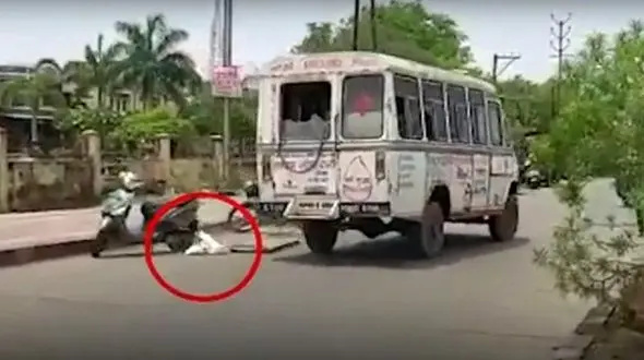 لحظه پرت شدن جنازه کرونایی از آمبولانس در خیابان + فیلم