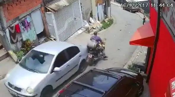 تصادف دردناک به خاطر نکشیدن ترمز دستی + فیلم