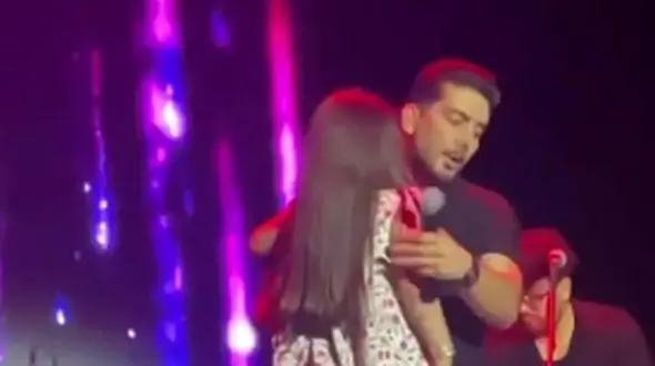 فیلم صحنه احساسى دختر زیبا و بانمک در کنسرت فرزاد فرزین ! / همه به وجد آمدند !