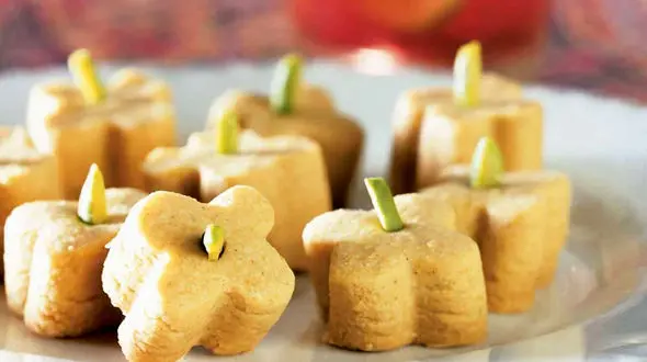 طرز تهیه شیرینی نخودی برای تعطیلات+ فیلم