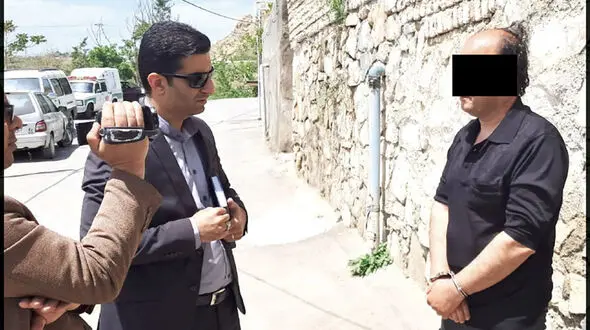 عکس لحظه بیرون کشیدن جسد از گودالی در باغ / خالکوبی اسم محبوبه روی گردن قاتل شوهر این زن مشهدی / این زن با قاتل شوهرش قرار می گذاشت