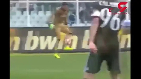 دروازه بانانی که در زمین فوتبال باعث خنده شدند + فیلم 