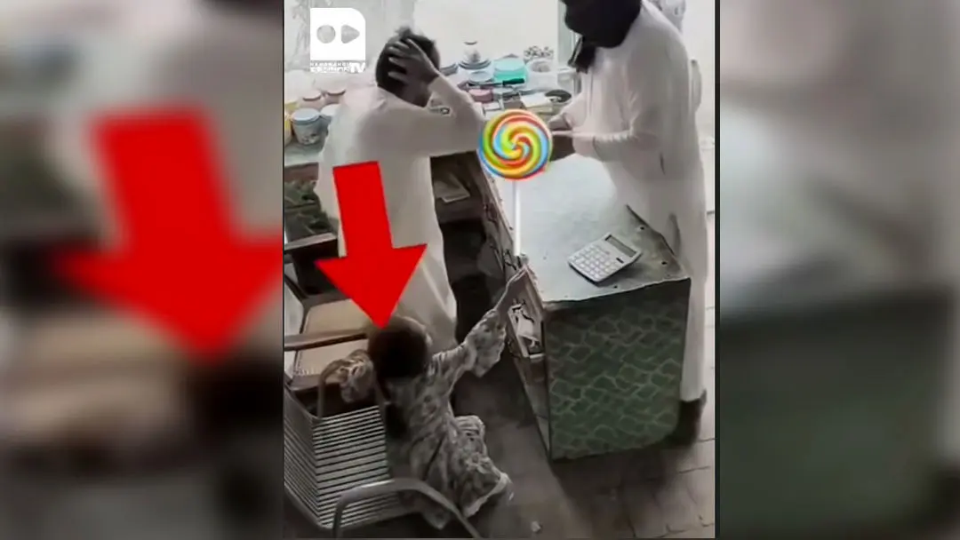 فیلم معصومیتِ یک دختر بچه / دزد مسلح شرمنده شد و فرار کرد