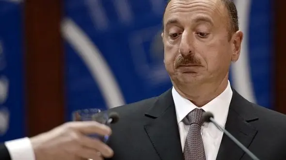  الهام علی اف با خاک یکسان شد + تو دهنی شاعر آذری به مرد کوچک باکو !