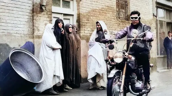 فیلم بهروز وثوقی در گذر زمان ! / جولان رضا موتوری در کوچه شریفی منفرد !