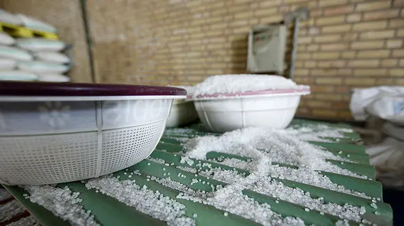 کشف ۶۳۰ تن مواد اولیه احتکار شده پتروشیمی در کهریزک + عکس 