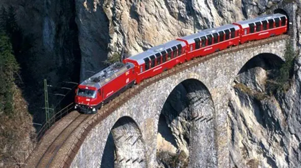 ترسناک‌ترین مسیر عبور قطار + تصاویر