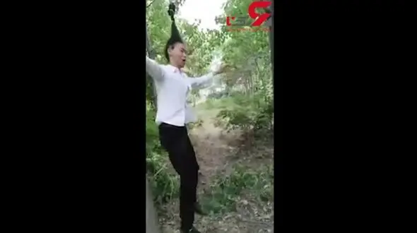 این مرد با موهایش از شاخه درخت تاب می‌خورد! + فیلم