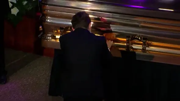 گریه شهردار مینیاپولیس در کنار تابوت جورج فلوید + فیلم